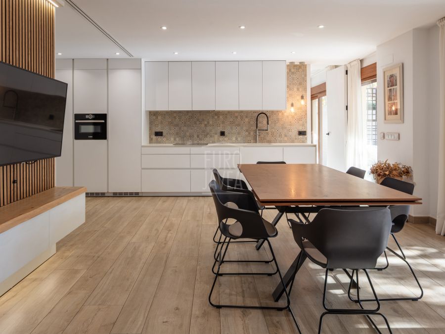 Spectaculair appartement te koop in het hart van de haven, volledig gerenoveerd.