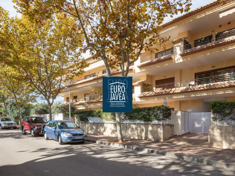 Spectaculair appartement te koop in het hart van de haven, volledig gerenoveerd.