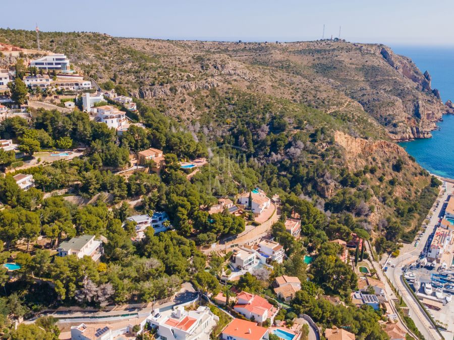 Exclusive property for sale in Cuesta San Antonio, boasting stunning sea views