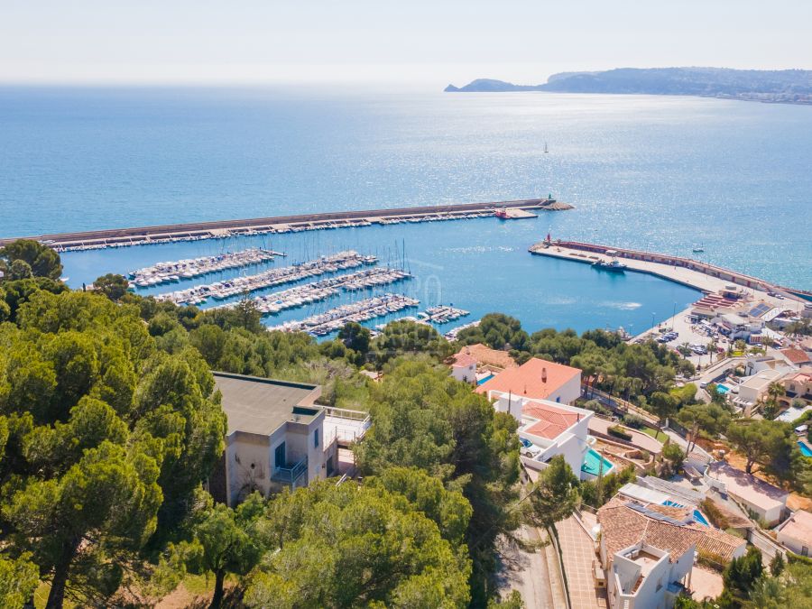 Exclusive property for sale in Cuesta San Antonio, boasting stunning sea views