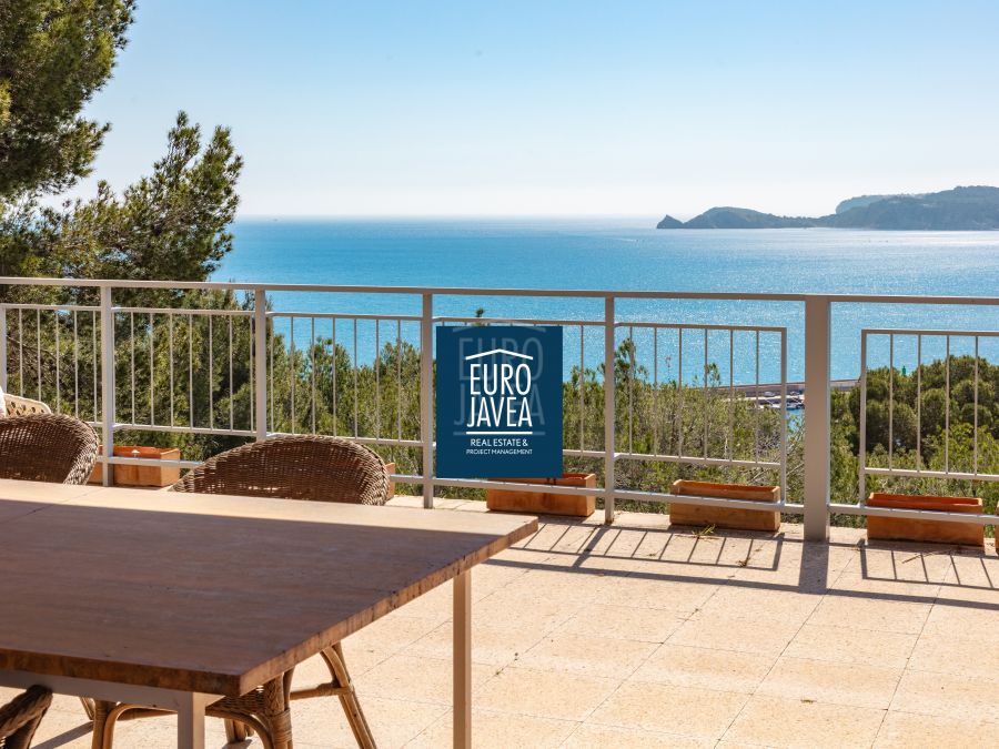 Exclusive property for sale in Cuesta San Antonio, boasting stunning sea views