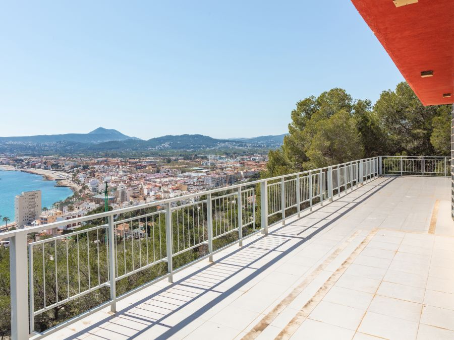 Exclusive property for sale in Cuesta San Antonio, boasting stunning sea views