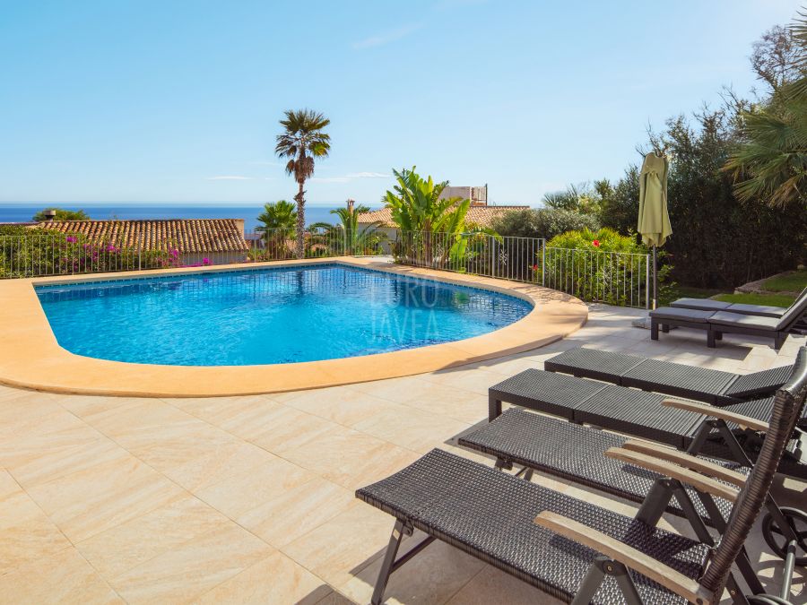 Exclusive Villa Lesca, a charming home in Balcón al Mar with spectacular sea views