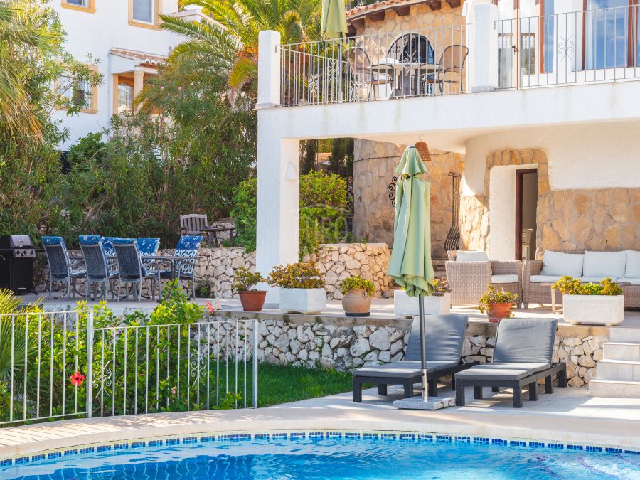Exclusive Villa Lesca, a charming home in Balcón al Mar with spectacular sea views