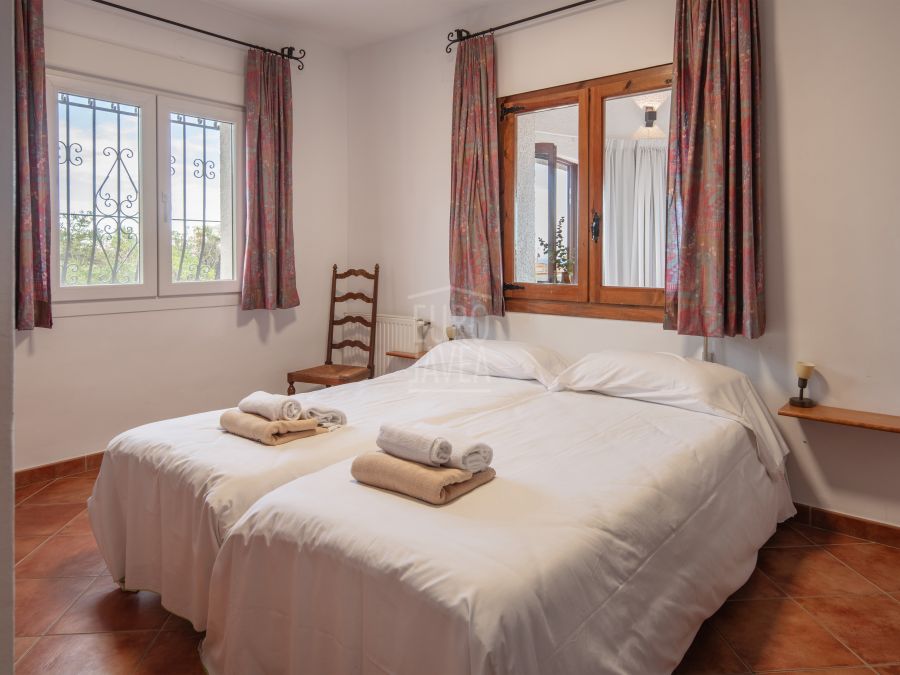 Exclusive Villa Lesca, a charming home in Balcón al Mar with spectacular sea views
