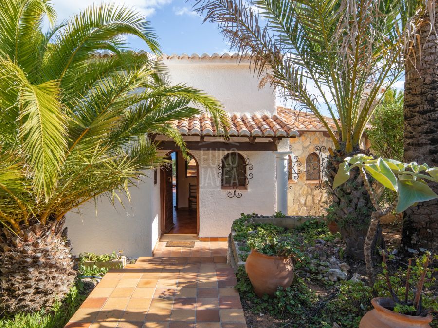 Exclusive Villa Lesca, a charming home in Balcón al Mar with spectacular sea views