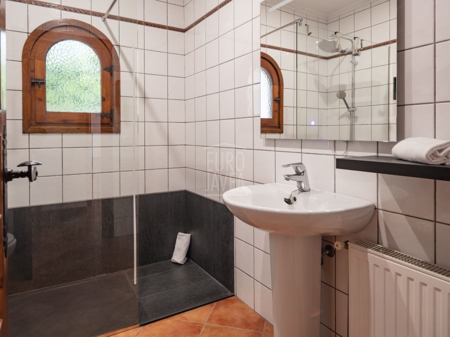 Exclusive Villa Lesca, a charming home in Balcón al Mar with spectacular sea views