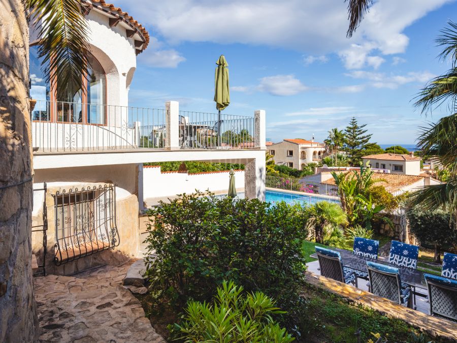 Exclusive Villa Lesca, a charming home in Balcón al Mar with spectacular sea views