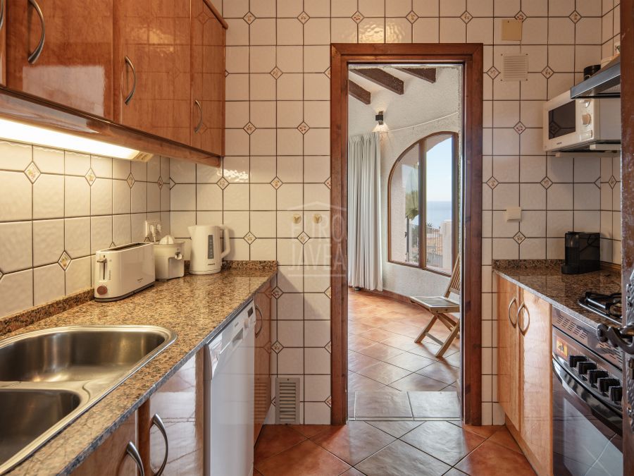 Exclusive Villa Lesca, a charming home in Balcón al Mar with spectacular sea views