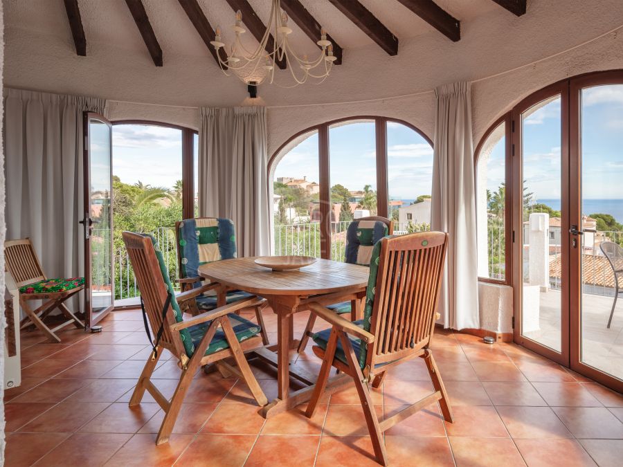 Exclusive Villa Lesca, a charming home in Balcón al Mar with spectacular sea views