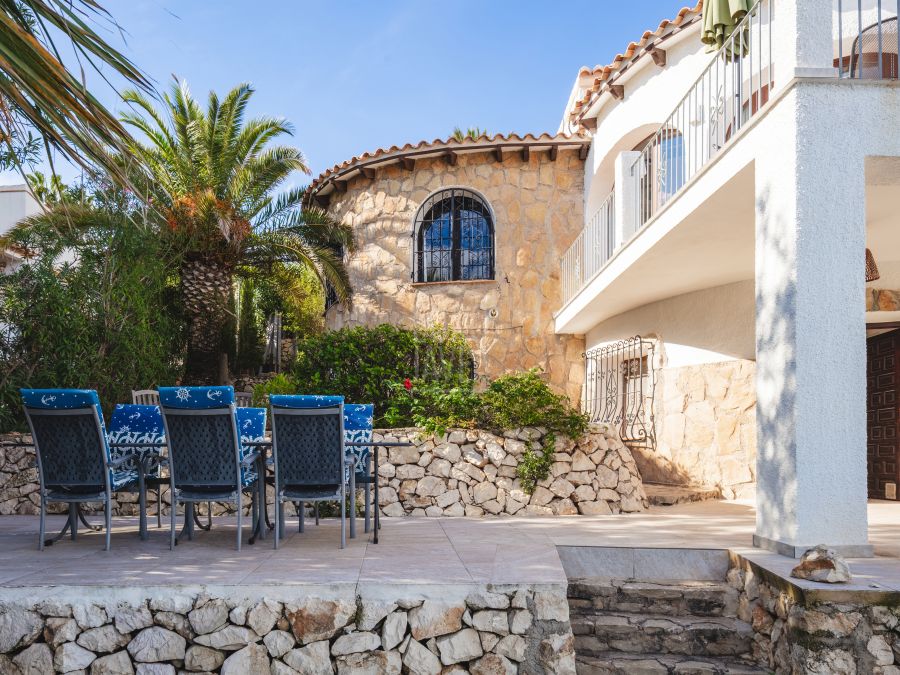 Exclusive Villa Lesca, a charming home in Balcón al Mar with spectacular sea views