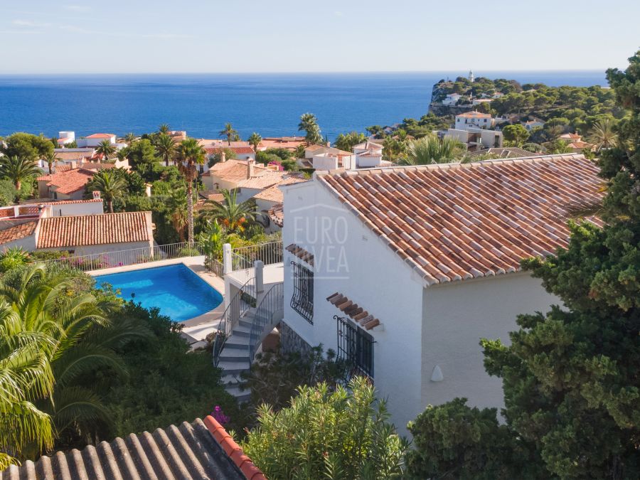 Exclusive Villa Lesca, a charming home in Balcón al Mar with spectacular sea views