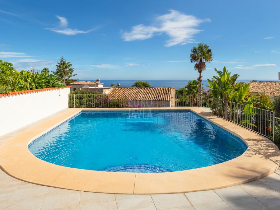 Exclusive Villa Lesca, a charming home in Balcón al Mar with spectacular sea views