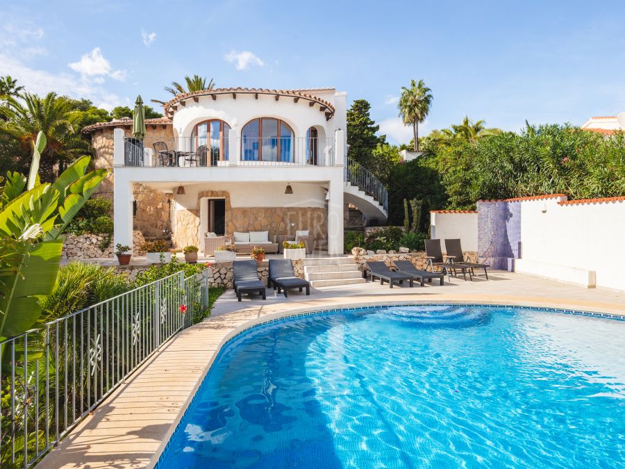 Exclusive Villa Lesca, a charming home in Balcón al Mar with spectacular sea views