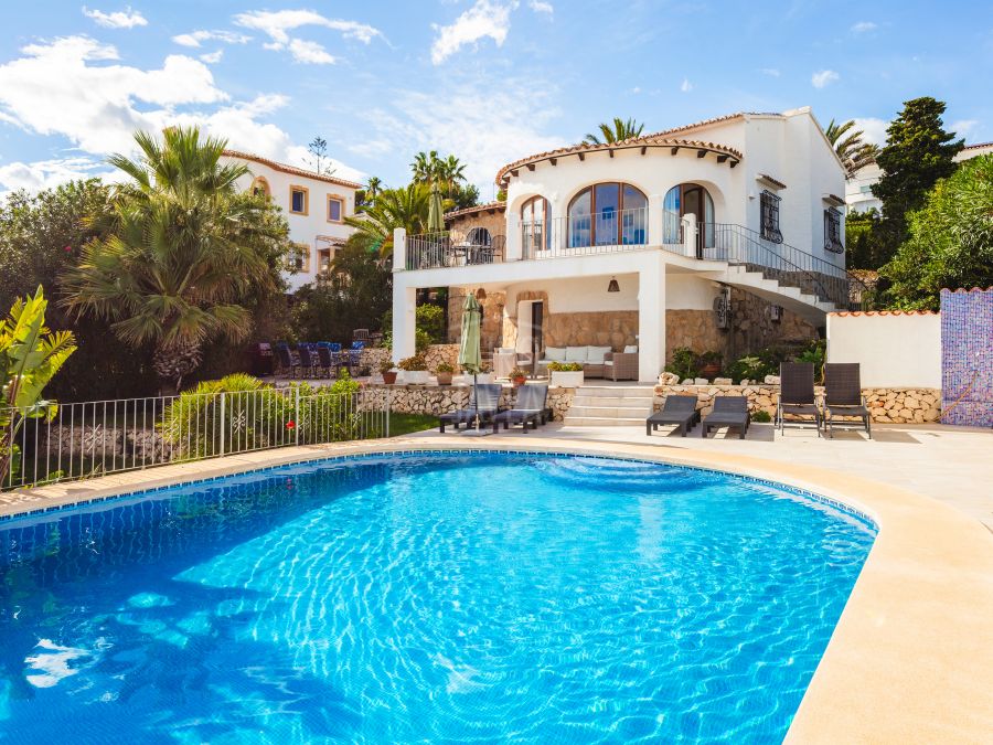 Exclusive Villa Lesca, a charming home in Balcón al Mar with spectacular sea views