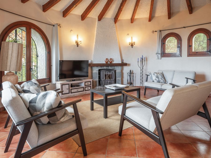 Exclusive Villa Lesca, a charming home in Balcón al Mar with spectacular sea views