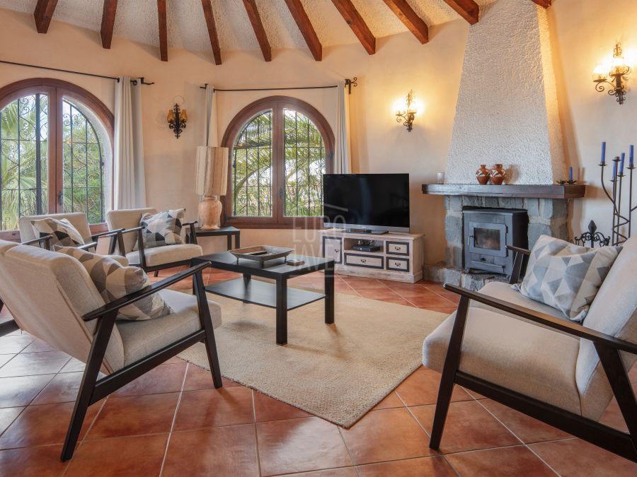 Exclusive Villa Lesca, a charming home in Balcón al Mar with spectacular sea views