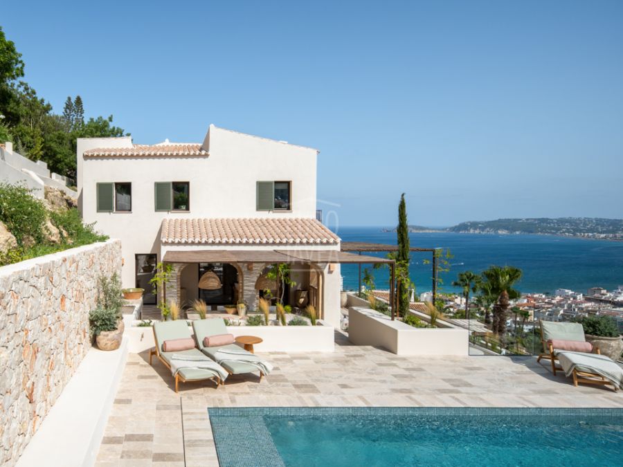 Luxury retreat, Casa Llicsó with panoramic sea view in La Corona