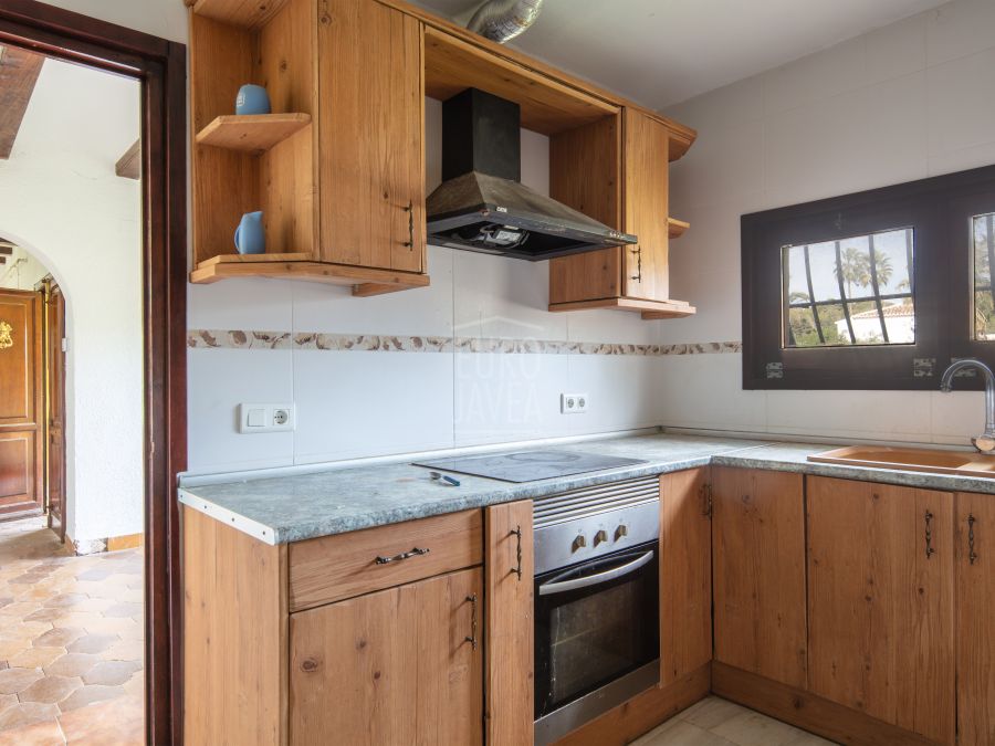 Villa met vergunning voor renovatie en uitbreiding in El Tosalet, Jávea