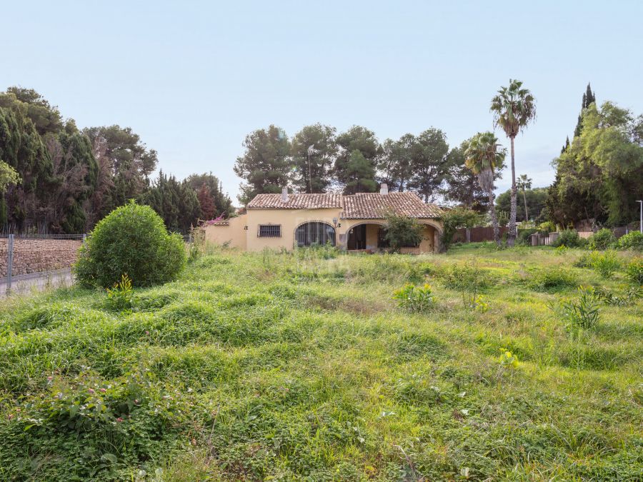 Villa met vergunning voor renovatie en uitbreiding in El Tosalet, Jávea