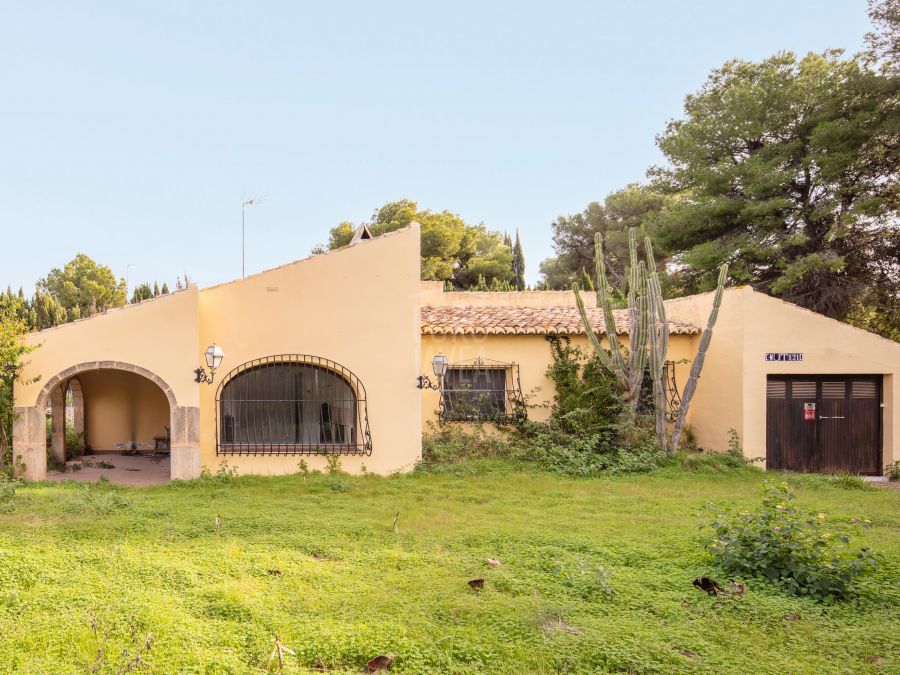 Villa met vergunning voor renovatie en uitbreiding in El Tosalet, Jávea