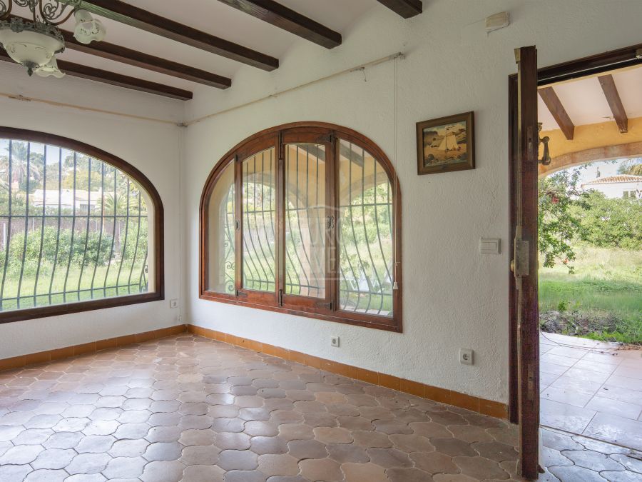 Villa met vergunning voor renovatie en uitbreiding in El Tosalet, Jávea