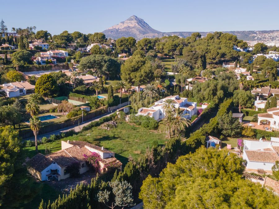 Villa met vergunning voor renovatie en uitbreiding in El Tosalet, Jávea