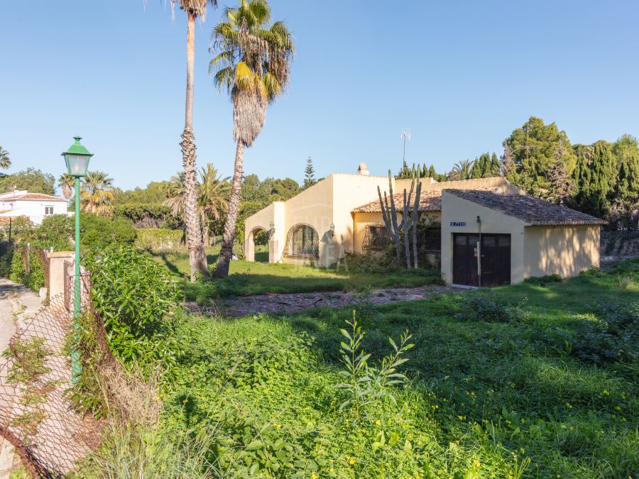 Villa met vergunning voor renovatie en uitbreiding in El Tosalet, Jávea