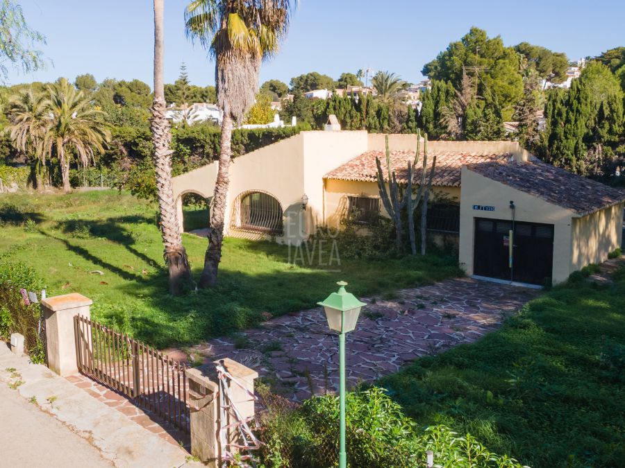 Villa met vergunning voor renovatie en uitbreiding in El Tosalet, Jávea