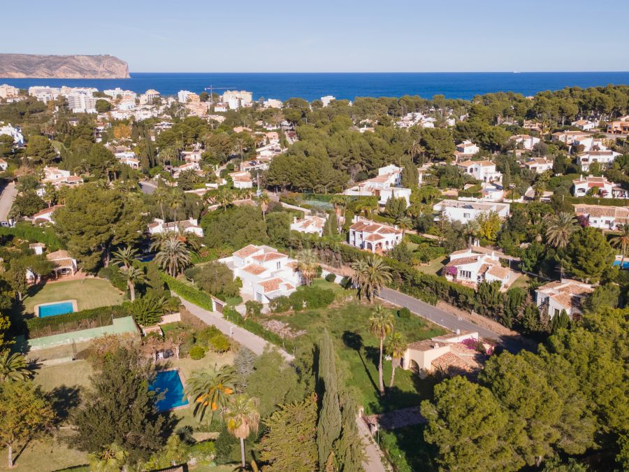 Villa met vergunning voor renovatie en uitbreiding in El Tosalet, Jávea