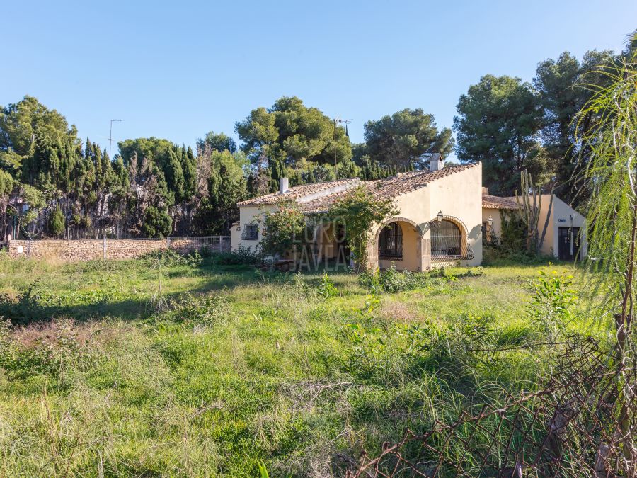 Villa met vergunning voor renovatie en uitbreiding in El Tosalet, Jávea