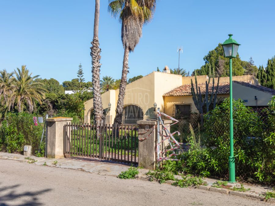 Villa met vergunning voor renovatie en uitbreiding in El Tosalet, Jávea