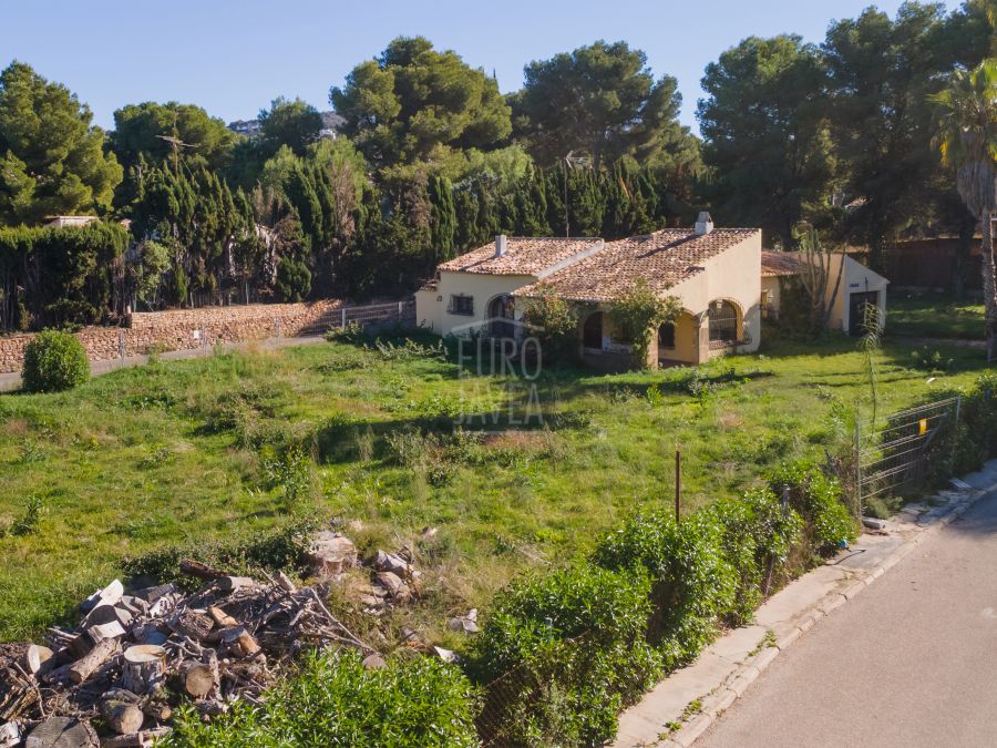 Villa met vergunning voor renovatie en uitbreiding in El Tosalet, Jávea