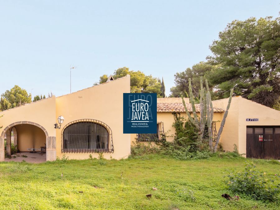 Villa met vergunning voor renovatie en uitbreiding in El Tosalet, Jávea
