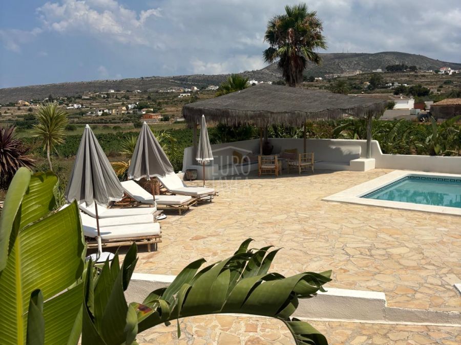 Charmant landhuis met zwembad en mediterrane tuin in Benitachell