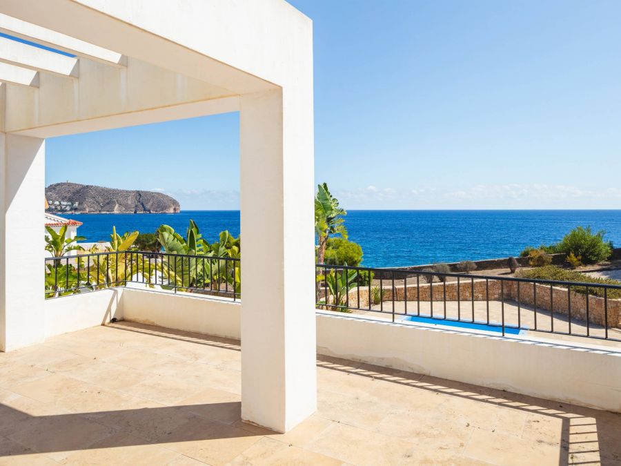 Villa Andrago, élégance méditerranéenne face à la mer à Moraira