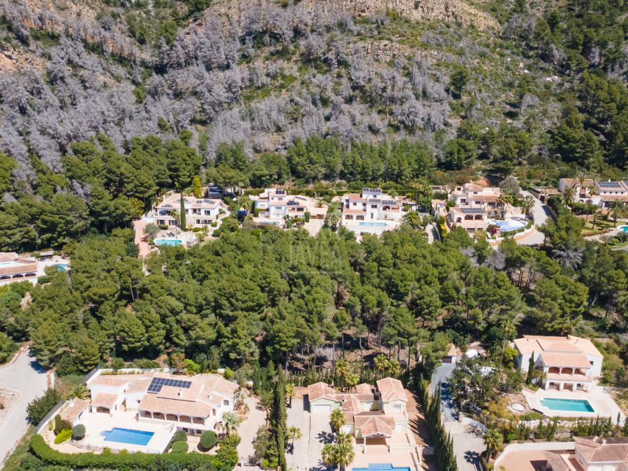 Spacious building plot with open views in Montgó, Jávea