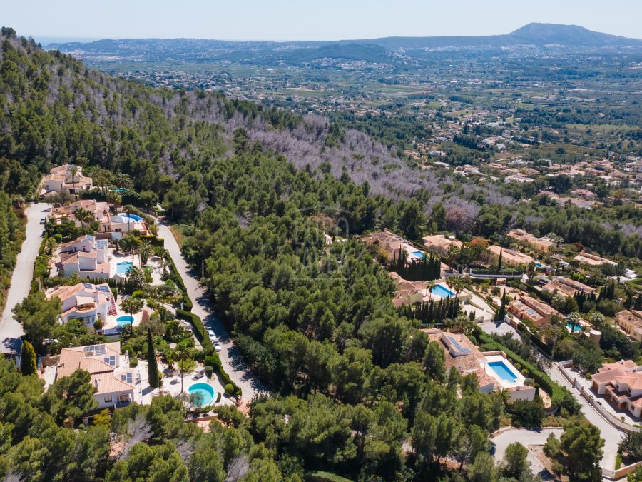 Spacious building plot with open views in Montgó, Jávea