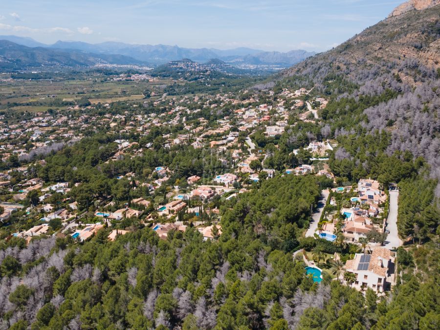 Spacious building plot with open views in Montgó, Jávea