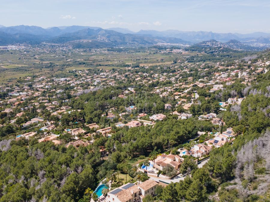 Spacious building plot with open views in Montgó, Jávea