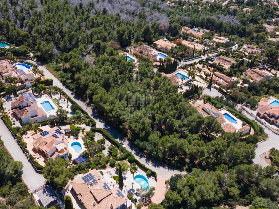 Spacious building plot with open views in Montgó, Jávea