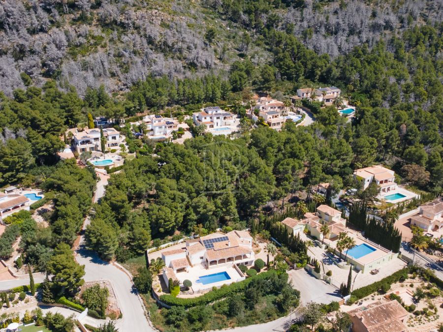 Spacious building plot with open views in Montgó, Jávea