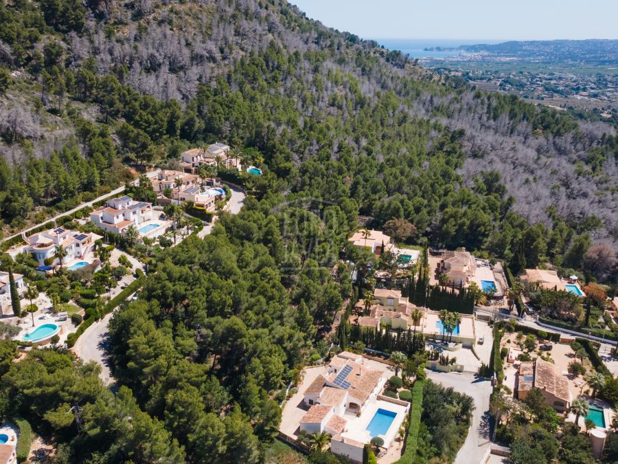 Spacious building plot with open views in Montgó, Jávea