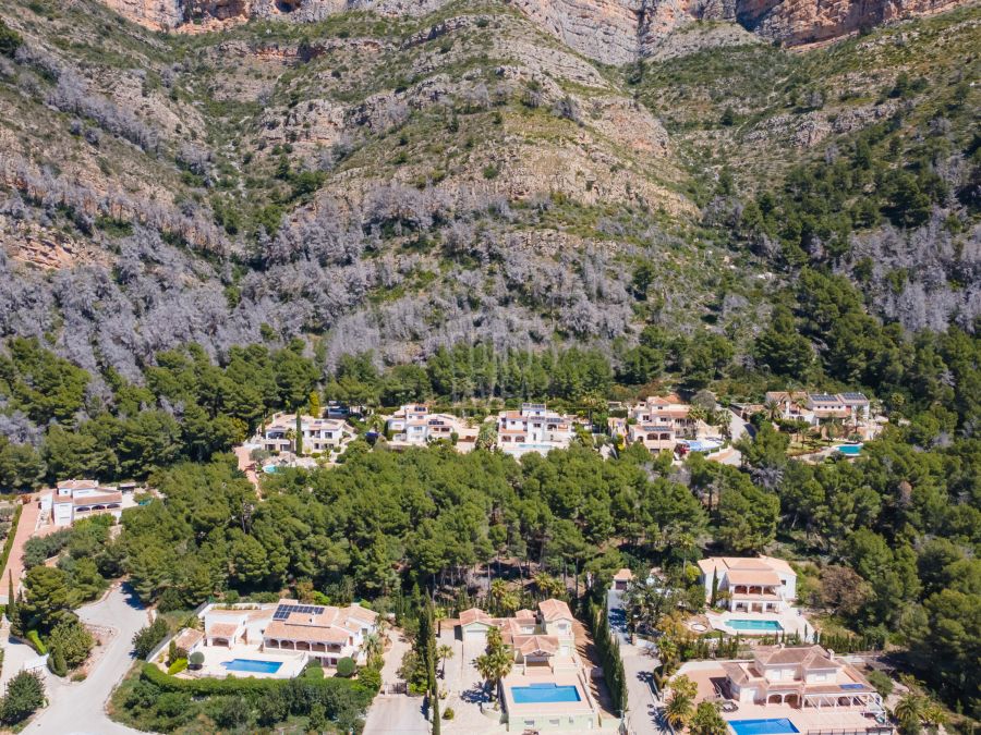 Spacious building plot with open views in Montgó, Jávea
