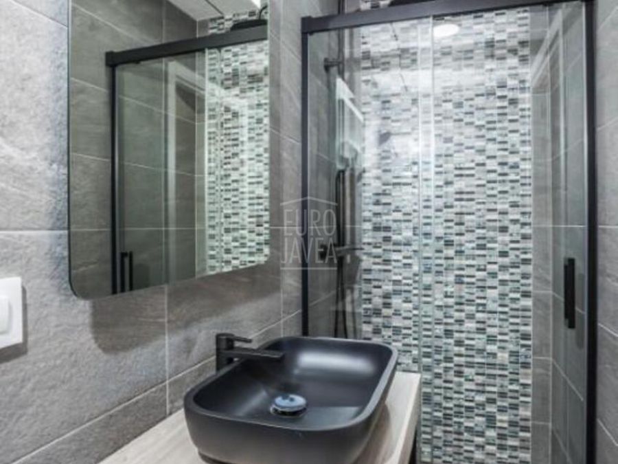 Elegante villa mediterránea Sena con alojamiento para invitados, piscina privada y amplios jardines