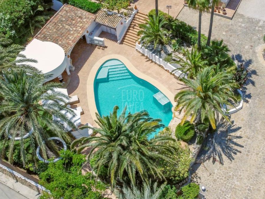 Elegante villa mediterránea Sena con alojamiento para invitados, piscina privada y amplios jardines