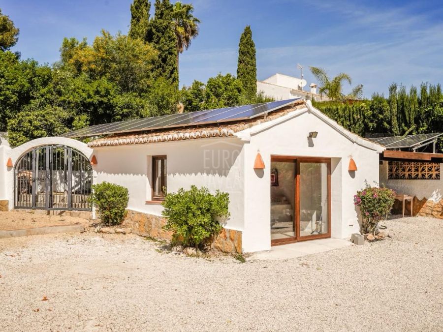 Elegante villa mediterránea Sena con alojamiento para invitados, piscina privada y amplios jardines