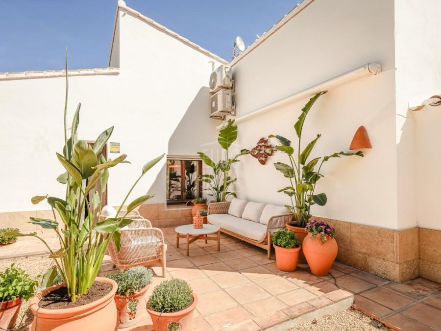 Elegante villa mediterránea Sena con alojamiento para invitados, piscina privada y amplios jardines