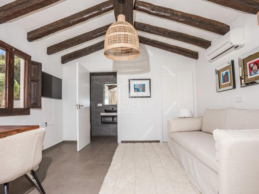 Elegante villa mediterránea Sena con alojamiento para invitados, piscina privada y amplios jardines