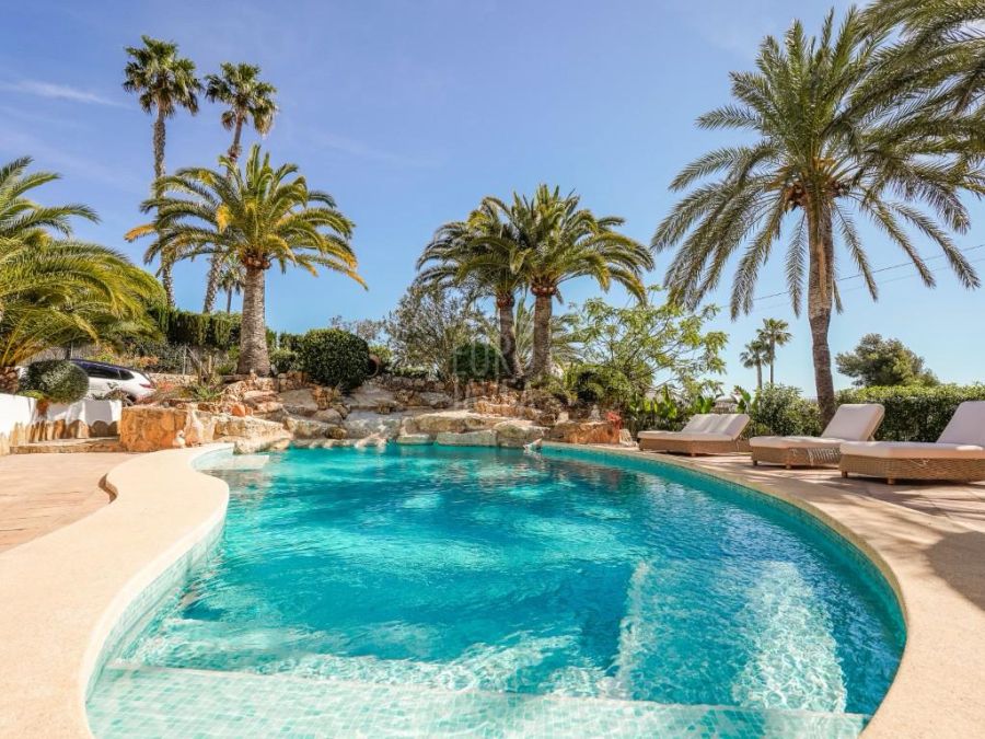 Elegante villa mediterránea Sena con alojamiento para invitados, piscina privada y amplios jardines